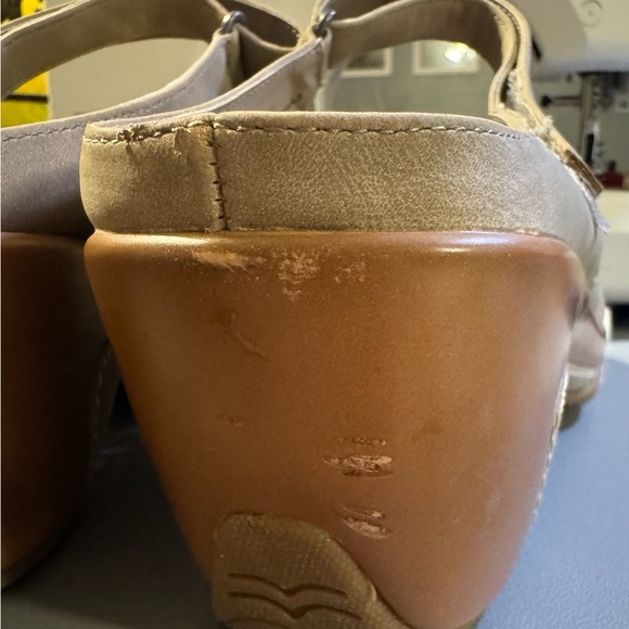 Rialto Women’s Size 11 Vienna Clogs Tan Mary Janes Wedge Heels Perforated - Picture 11 of 12